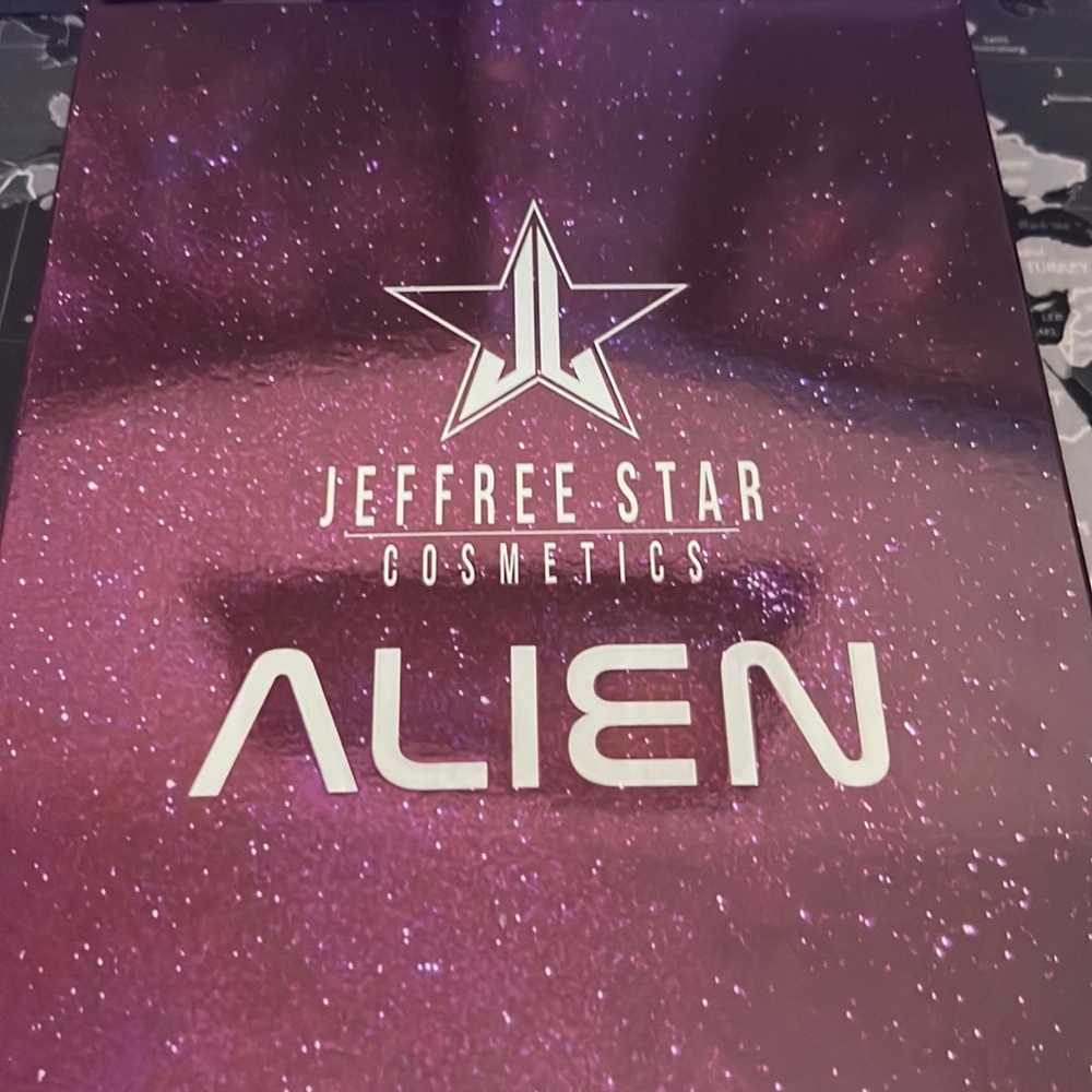 Eyeshadow palette Alien Jeffree Star one time swatch